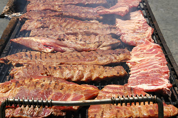 costillas de cerdo - rubbing spice rib barbecue fotografías e imágenes de stock