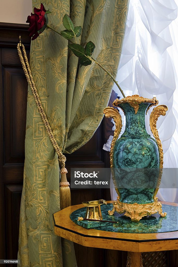 antiquarian vase sur une fenêtre - Photo de Malachite libre de droits