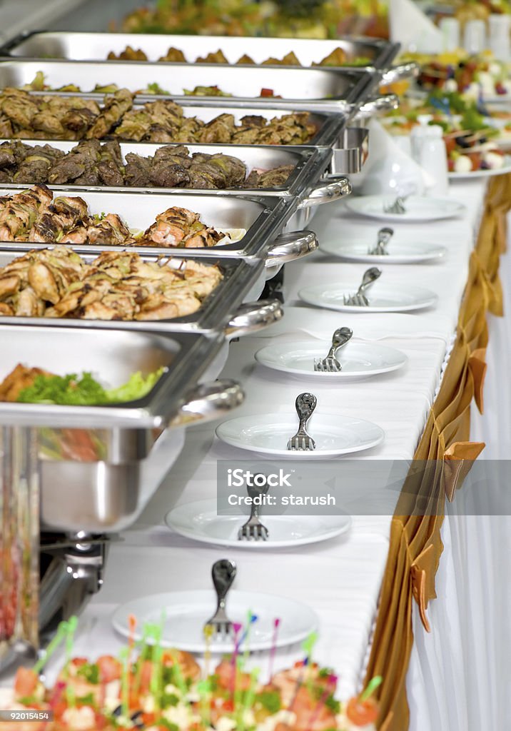 Refeições do banquete servidas em mesas - Foto de stock de Indústria de Comida e Bebida royalty-free