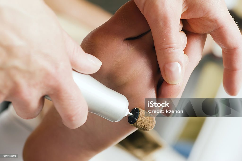 Podiatry usando una herramienta - Foto de stock de Adulto libre de derechos