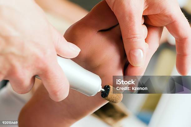 Podologiautilizzo Di Un Utensile - Fotografie stock e altre immagini di Adulto - Adulto, Attrezzatura, Attrezzi da lavoro