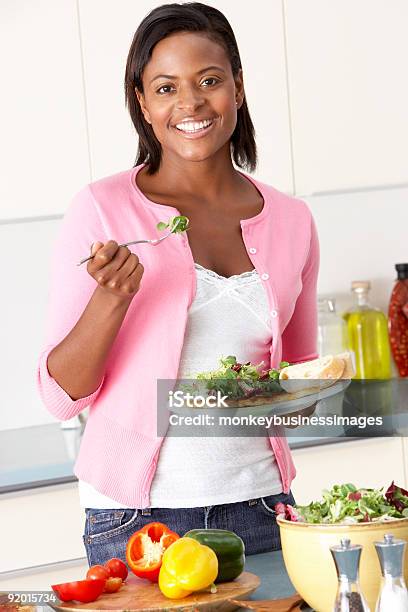 Foto de Mulher Comendo Refeição e mais fotos de stock de 30 Anos - 30 Anos, Adulto, Afro-americano