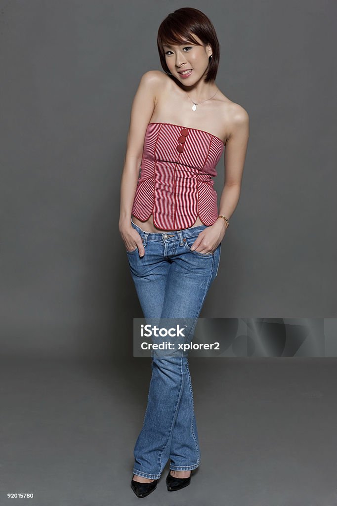 Bella asiatica in jeans e top senza spalline - Foto stock royalty-free di Abbigliamento casual