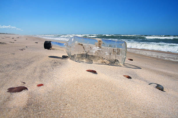 Botella en la playa - foto de stock