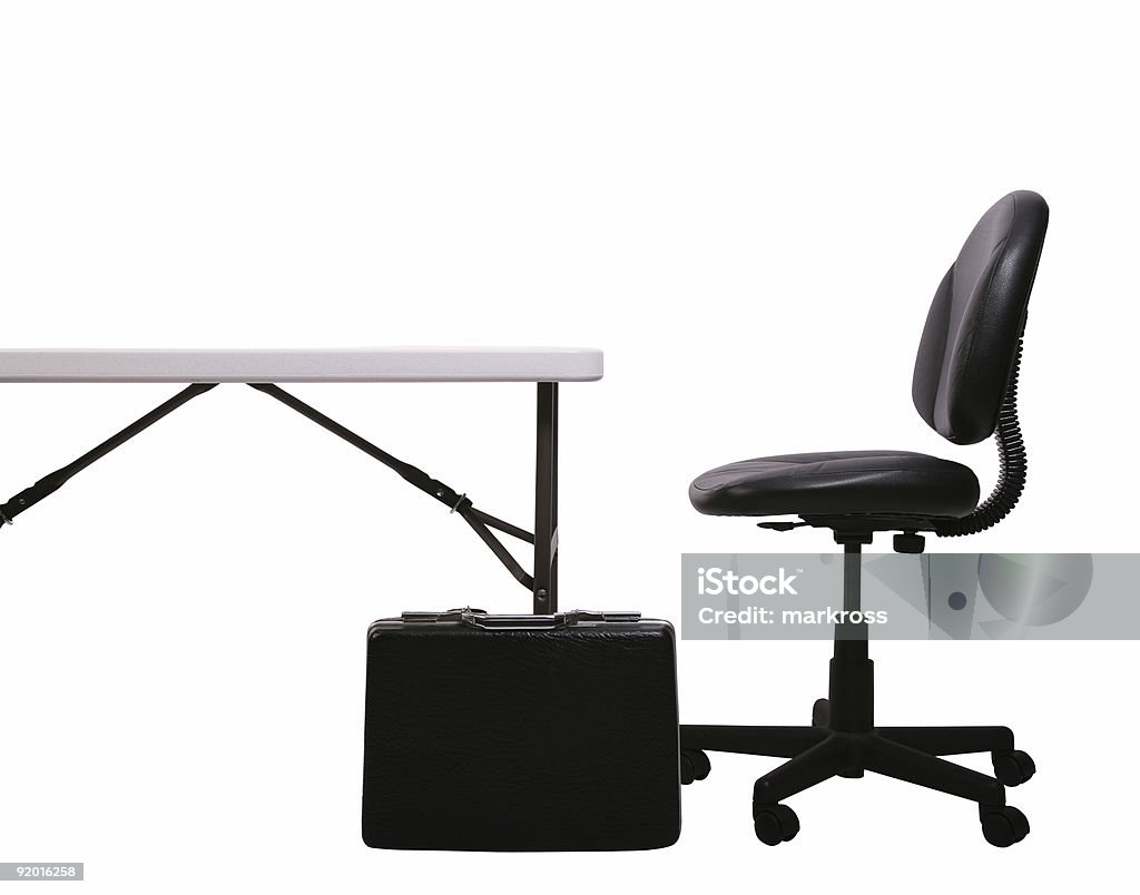 Bureau, bref cas, chaise sur blanc - Photo de Blanc libre de droits