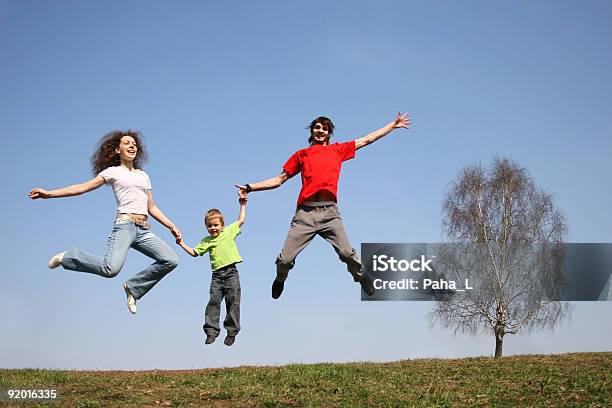 Saltare La Famiglia Primavera - Fotografie stock e altre immagini di Adulto - Adulto, Allegro, Ambientazione esterna