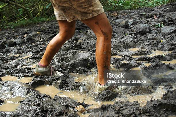 Jungen Planschen Durch Den Schlamm Stockfoto und mehr Bilder von Schlamm - Schlamm, Missgeschick, Wandern