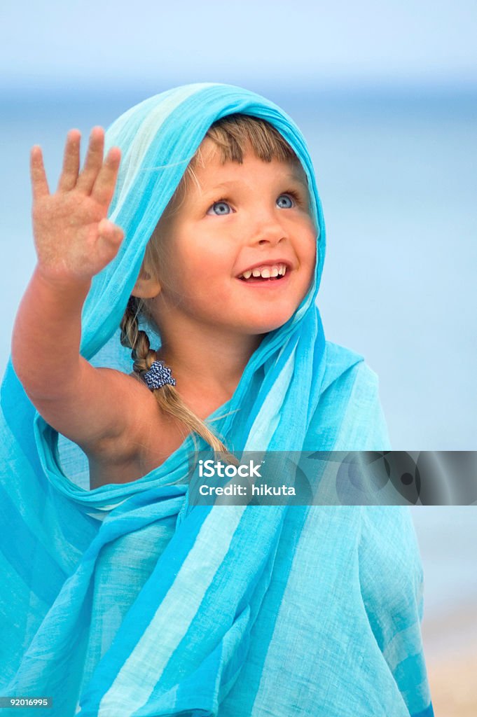 Niño en azul pareo - Foto de stock de Agua libre de derechos