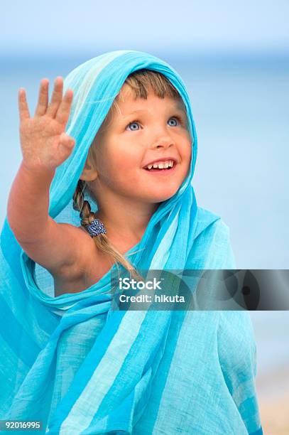 Niño En Azul Pareo Foto de stock y más banco de imágenes de Agua - Agua, Aire libre, Alegre