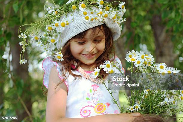 웃는 여자아이 귀여운에 대한 스톡 사진 및 기타 이미지 - 귀여운, 긍정적인 감정 표현, 꽃-식물