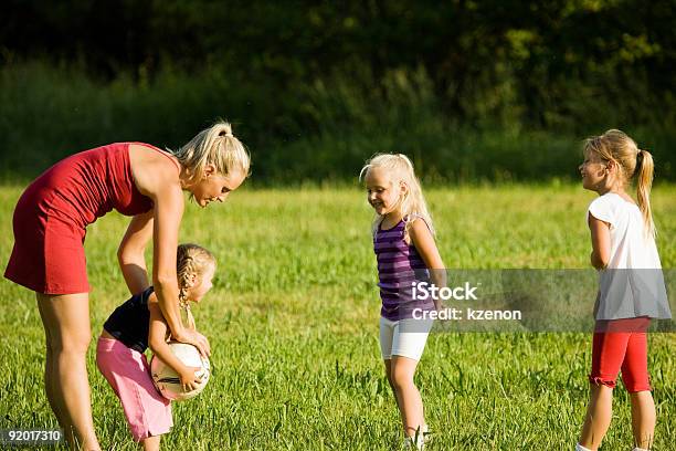 Семья Играет В Футбол — стоковые фотографии и другие картинки Мать-одиночка - Мать-одиночка, Семья с тремя детьми, Kids' Soccer