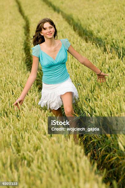 Bellissima Adolescente In Esecuzione Cereali - Fotografie stock e altre immagini di Adolescente - Adolescente, Adolescenza, Agricoltura