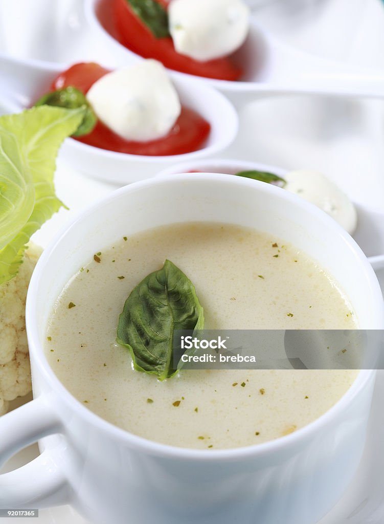 Couve-flor Sopa com Manjericão fresco - Royalty-free Alimentação Não-saudável Foto de stock