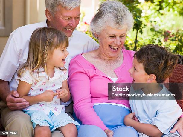 Ridere Con I Nipoti Nonni - Fotografie stock e altre immagini di 60-69 anni - 60-69 anni, 70-79 anni, Adulto