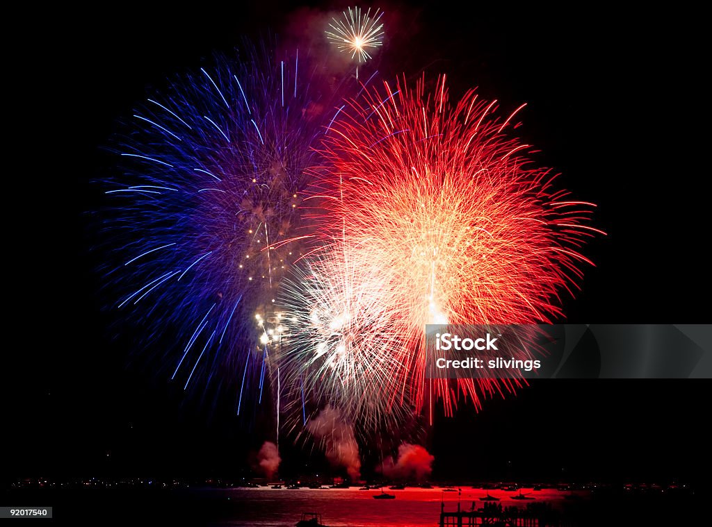 Espetáculo de Fogo de Artifício de vermelho branco e azul - Royalty-free Espetáculo de Fogo de Artifício Foto de stock