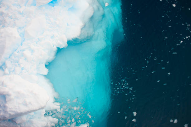 vue aérienne des icebergs en antarctique - glacier glace photos et images de collection