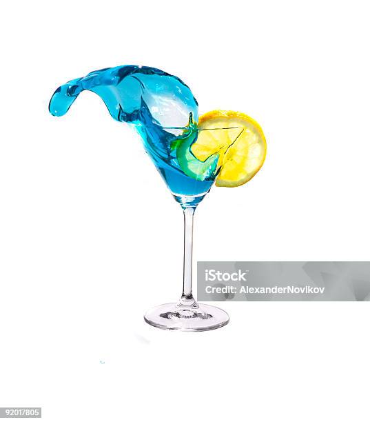 Spritzendes Wasser Blue Martini Und Zitrone Stockfoto und mehr Bilder von Alkoholisches Getränk - Alkoholisches Getränk, Blau, Blue Martini