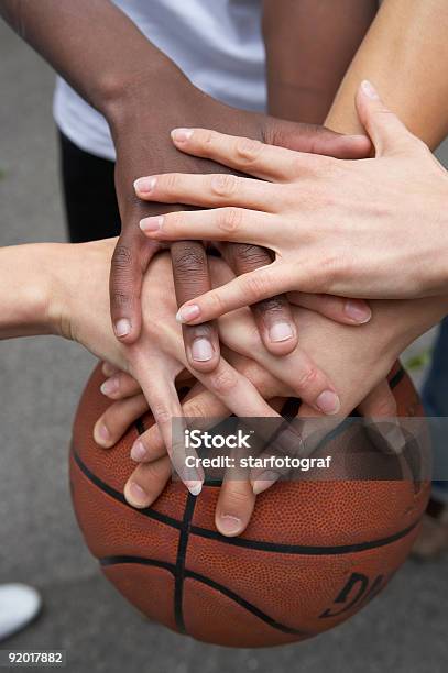 Photo libre de droit de Ensemble Vous Permet De Rester Entre Amis banque d'images et plus d'images libres de droit de Basket-ball - Basket-ball, Ballon de basket, Enfant