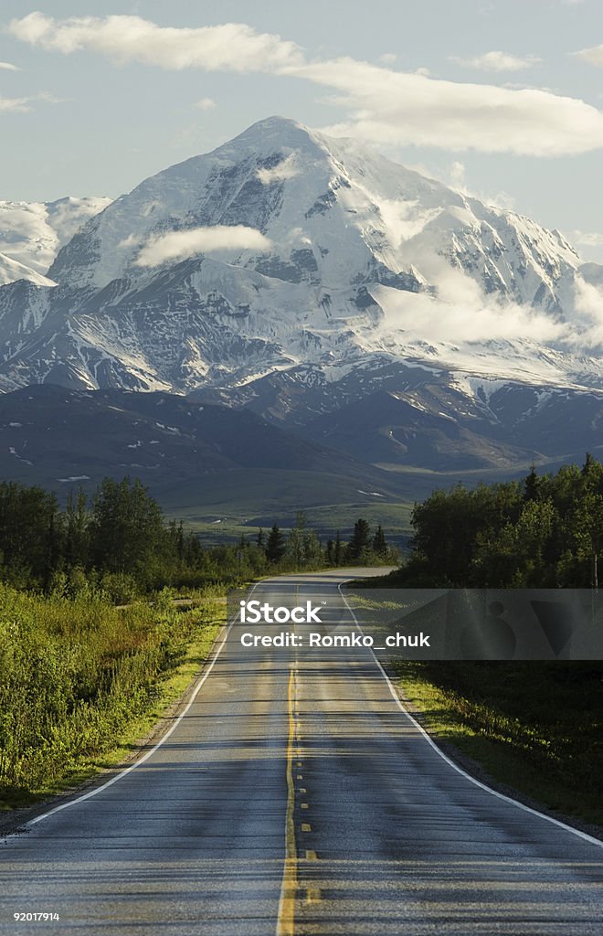 Carretera a las montañas - Foto de stock de Conducir libre de derechos