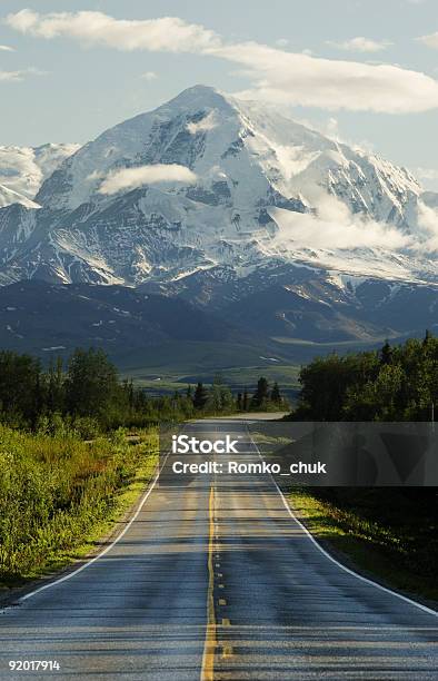 Photo libre de droit de Route De Montagne banque d'images et plus d'images libres de droit de Conduire - Conduire, Alaska - État américain, Effet de perspective