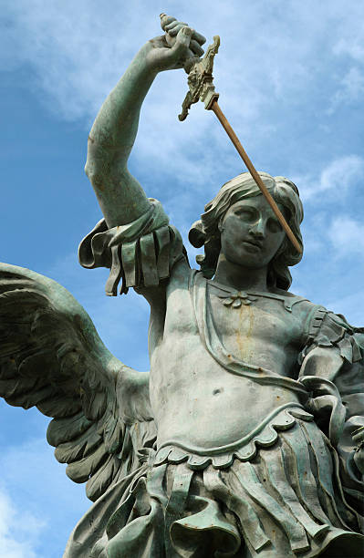 estatua de san miguel - roman statue angel rome fotografías e imágenes de stock