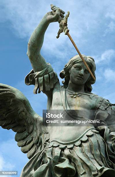 Posąg St Michael - zdjęcia stockowe i więcej obrazów Archanioł Michał - Archanioł Michał, Zamek Świętego Anioła, Anioł