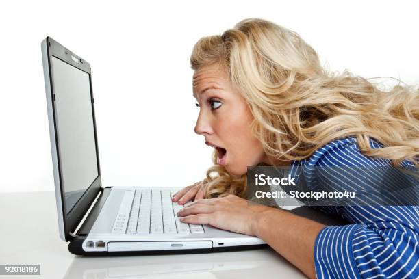 Girl に驚いた表情にノートパソコン - 1人のストックフォトや画像を多数ご用意 - 1人, 20代, インターネット