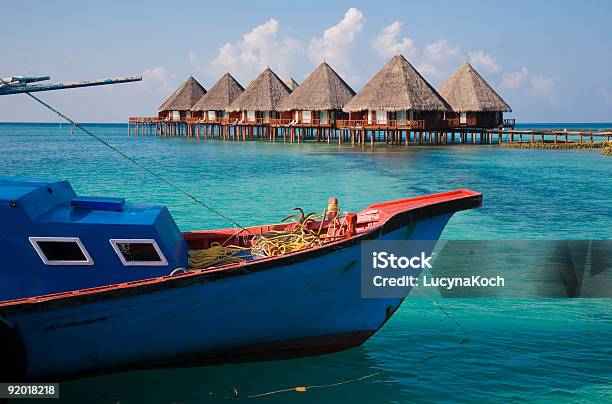 Wasserbungalows Mit Fischerboot Stockfoto und mehr Bilder von Ari-Atoll - Ari-Atoll, Atoll, Blau