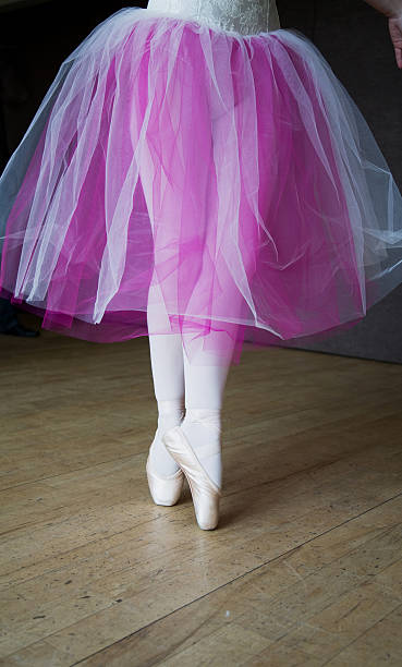 ballett-tänzerin auf spitzen zehenbereich - traditional dancing ballet dancing classical style stock-fotos und bilder
