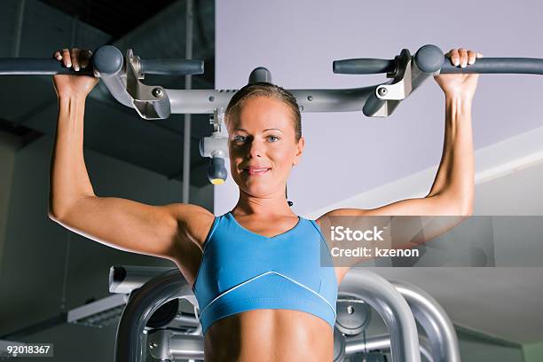 Foto de Mulher Exercitando Na Academia De Ginástica e mais fotos de stock de Academia de ginástica - Academia de ginástica, Adulto, Aparelho de Musculação