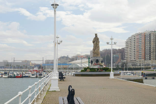 statua della vergine maria nel porto di santurtzi, spagna. - golfo di biscaglia foto e immagini stock