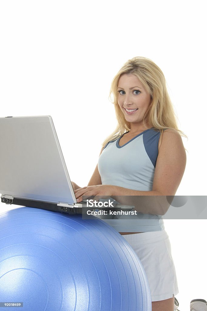 Mulher com bola de exercício como mesa - Foto de stock de Adolescente royalty-free