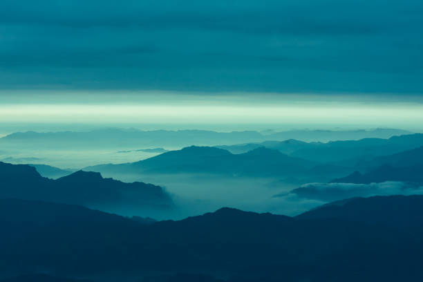 nuage et paysage de montagne - brume de chaleur photos et images de collection