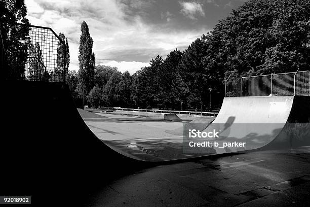 Skateboardpark Half Pipe Stockfoto und mehr Bilder von Halfpipe - Halfpipe, Fallrückzieher, Skateboard-Park