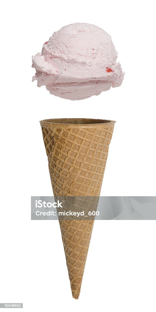 Cornet de crème glacée de fraise sur blanc - Photo de Dessert libre de droits