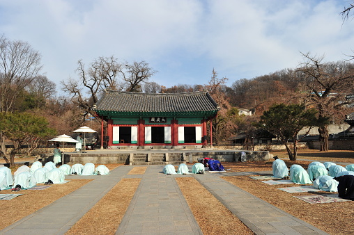 On January 31, 2018,Jeonju Confucian School Confucian scholars is held Confucian rite(Incense burning ceremony) in front of the Daeseongjeon Shrine.