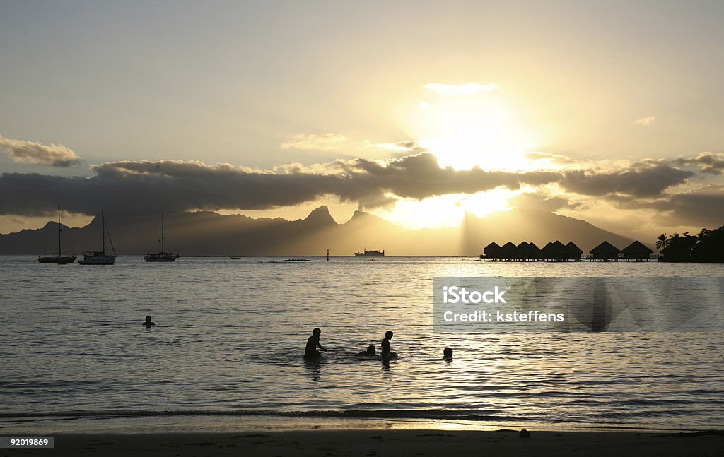 Atardecer playa de tahití - Foto de stock de Agua libre de derechos