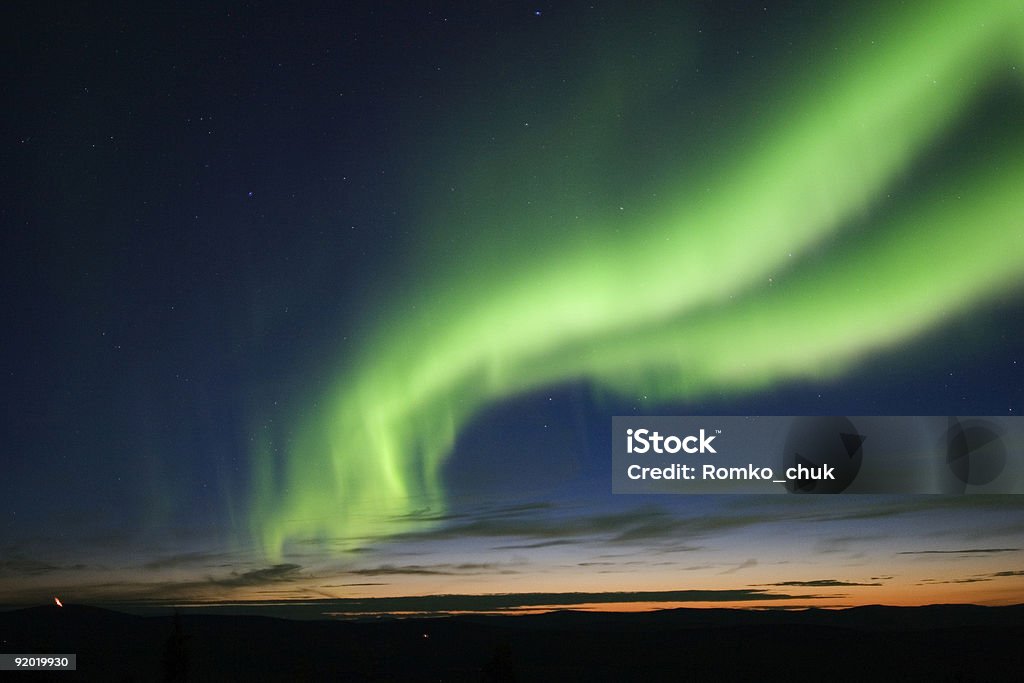 Penumbra con auroral arco - Foto de stock de Aurora polaris libre de derechos