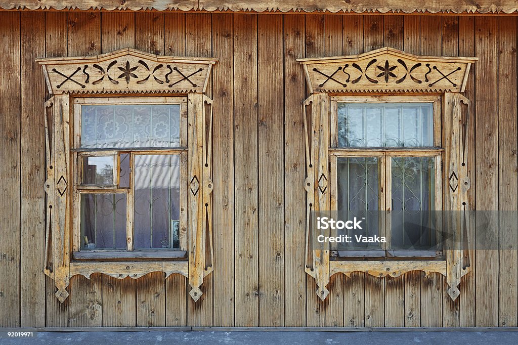 Duas janelas de madeira ornamentada no velho estilo russo - Foto de stock de Aberto royalty-free