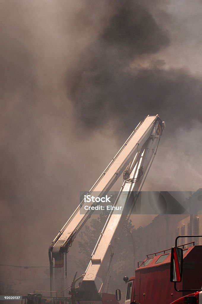 Boom de firetruck en el humo durante fuego - Foto de stock de Adulto libre de derechos