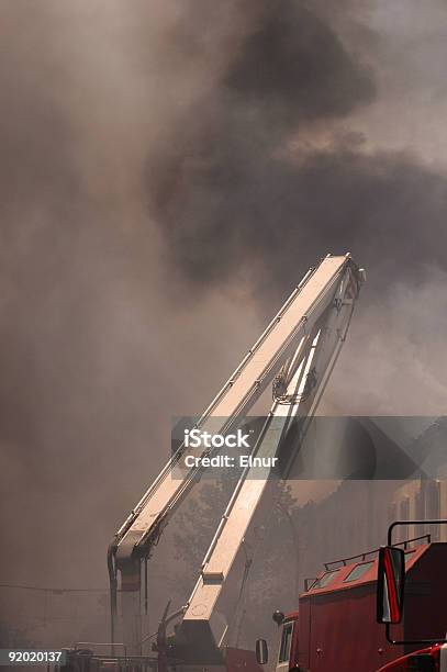 Boom De Firetruck En El Humo Durante Fuego Foto de stock y más banco de imágenes de Adulto - Adulto, Agua, Ascensor