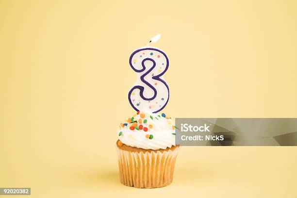 Cupcakenummer 3 Stockfoto und mehr Bilder von Drei Gegenstände - Drei Gegenstände, Cupcake, Geburtstag