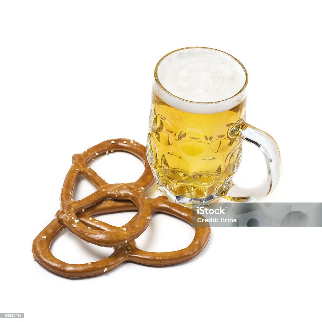 Cerveza y pretzel - Foto de stock de Al horno libre de derechos