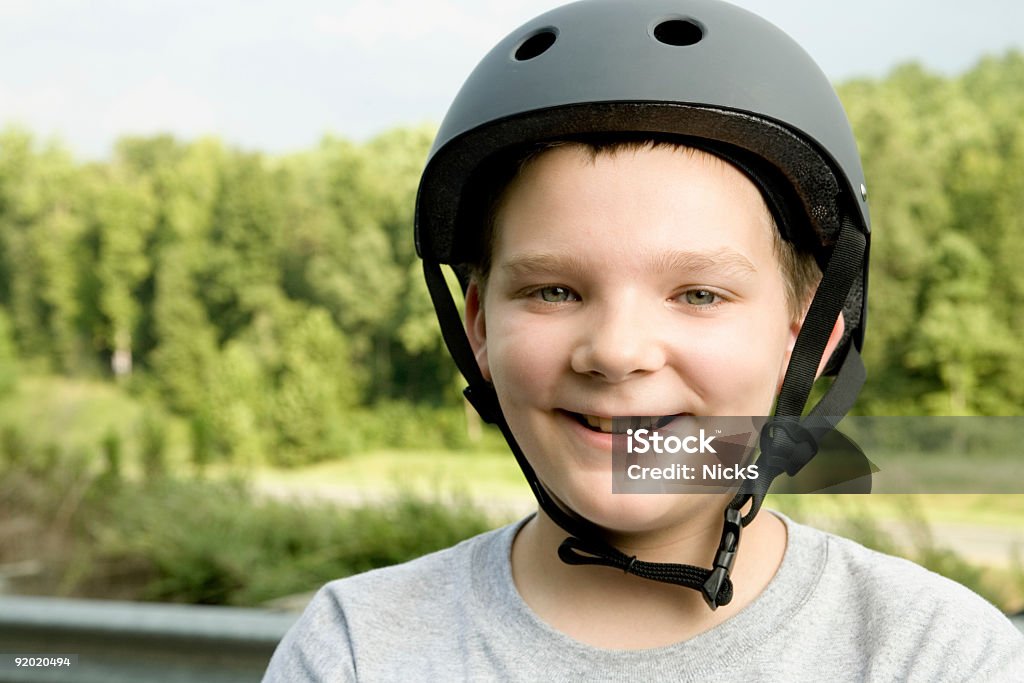 Garçon avec un casque de sécurité - Photo de Casque de protection au sport libre de droits