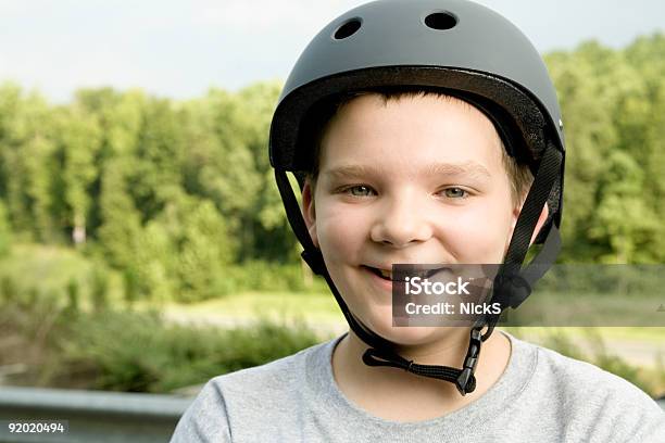 Photo libre de droit de Garçon Avec Un Casque De Sécurité banque d'images et plus d'images libres de droit de Casque de protection au sport - Casque de protection au sport, Casque de sécurité, Enfant