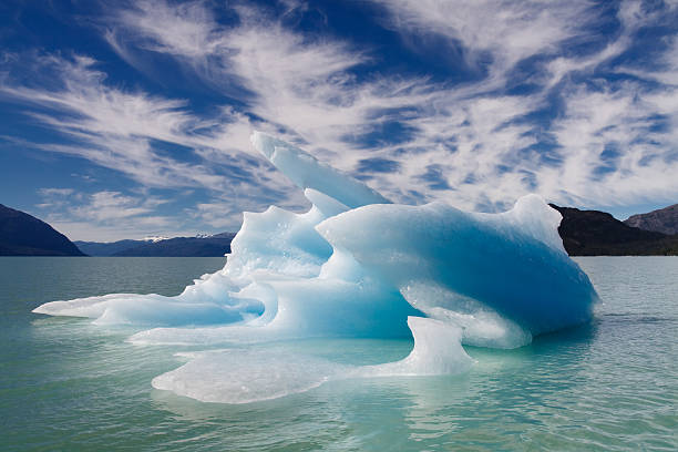 Iceberg flutuante azul - foto de acervo