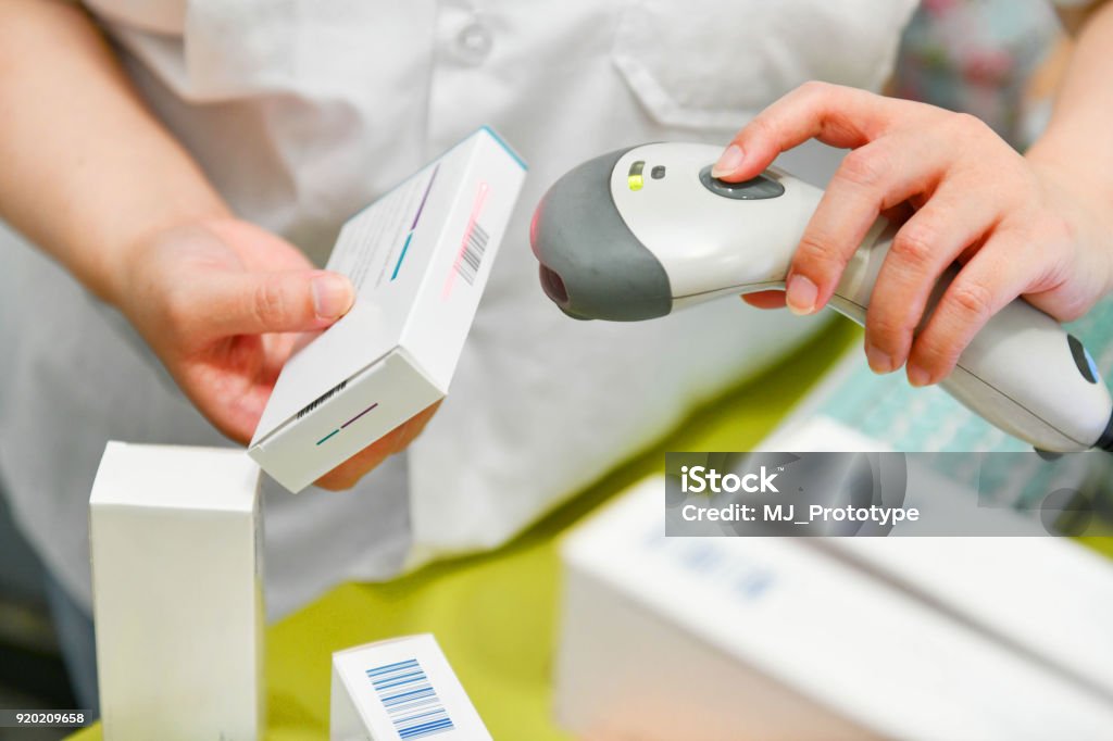 Scannen von Barcodes der Medizin Medikament Apotheker - Lizenzfrei Medikament Stock-Foto