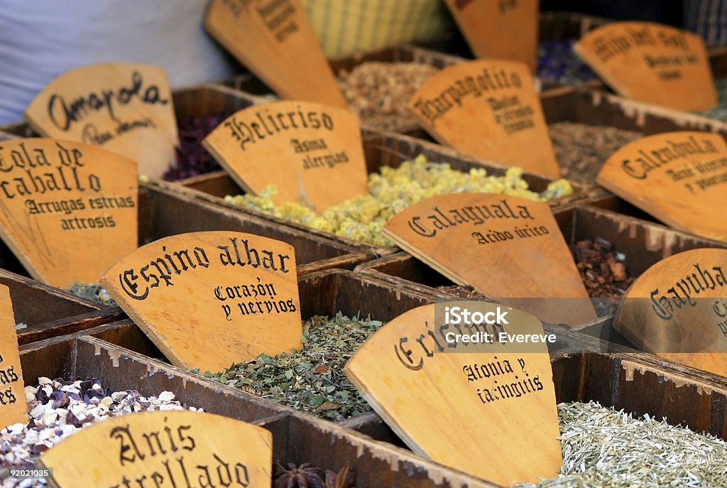 ティーツリー市場で Besalu -Girona （スペイン） - アニスのロイヤリティフリーストックフォト