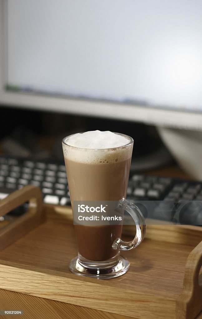 Kaffee und heißer Schokolade in einer hohen Kurs mit Computer - Lizenzfrei Cappuccino Stock-Foto