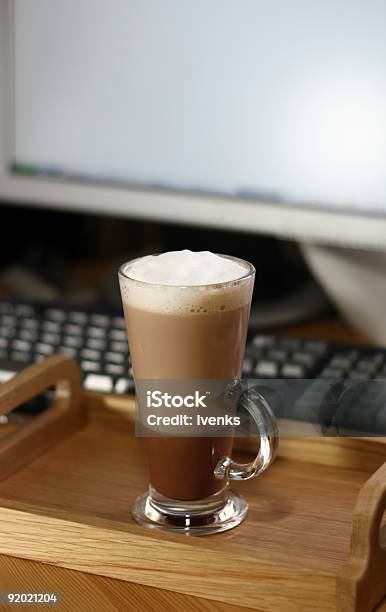 Kaffee Und Heißer Schokolade In Einer Hohen Kurs Mit Computer Stockfoto und mehr Bilder von Cappuccino